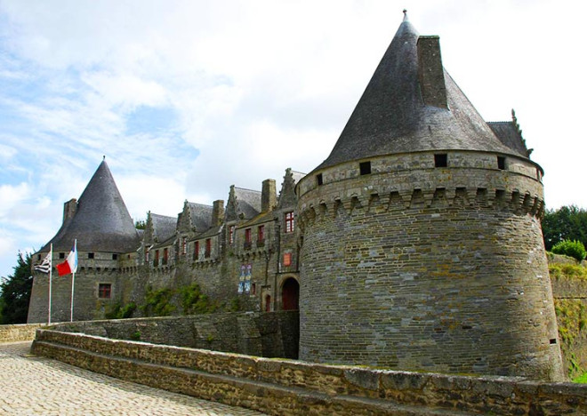 INSOLITE. Puy-de-Dôme : il construit lui-même son château fort